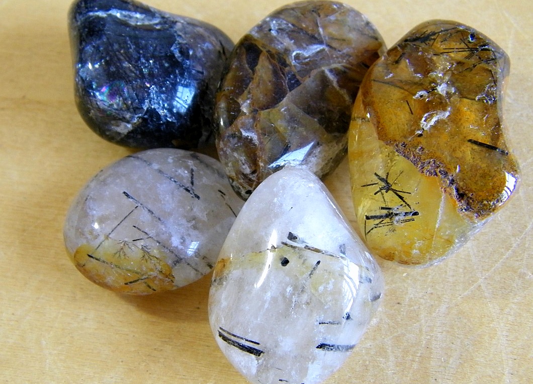 Pierre Quartz Tourmaline, pierre quartz à inclusions de tourmaline, pierre cristal tourmaline,