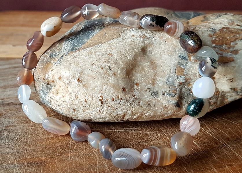 Agate de Botswana bracelet reliée au chakra racine et à l’ancrage