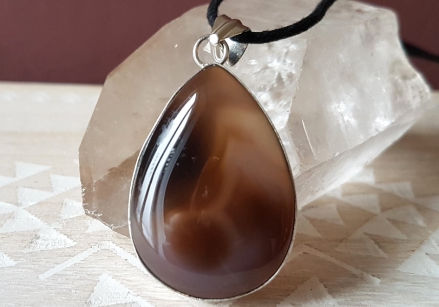 Pendentif en agate de Botswana, pierre d’ancrage et de stabilité émotionnelle