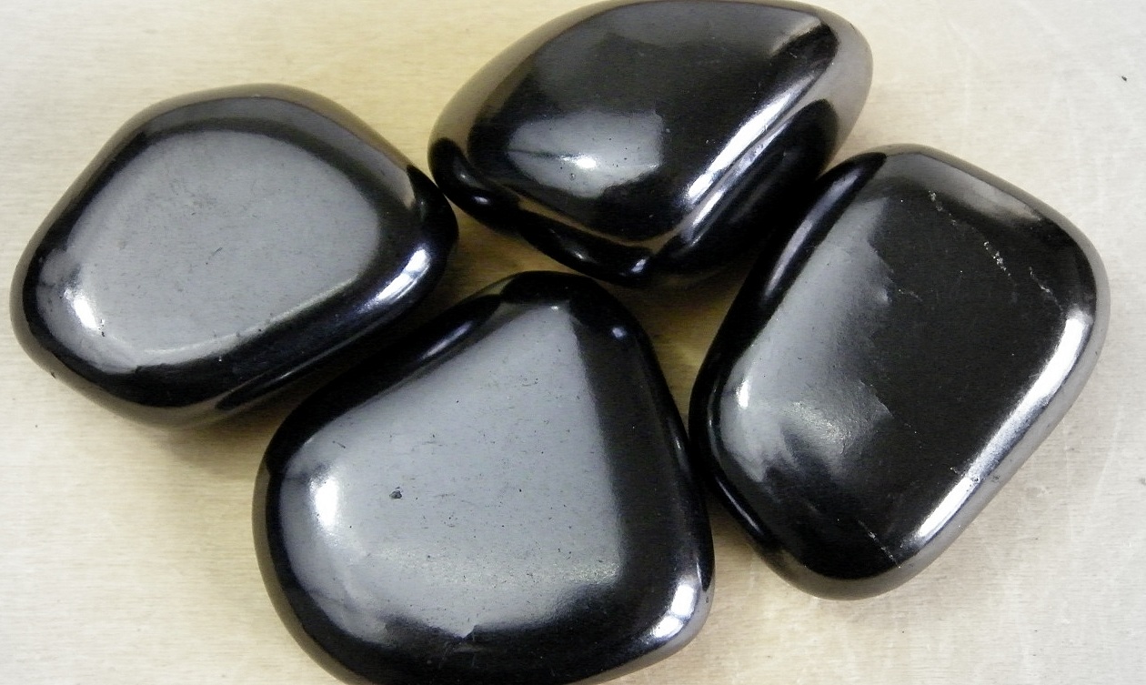 shungite pierre naturelle roulée protection