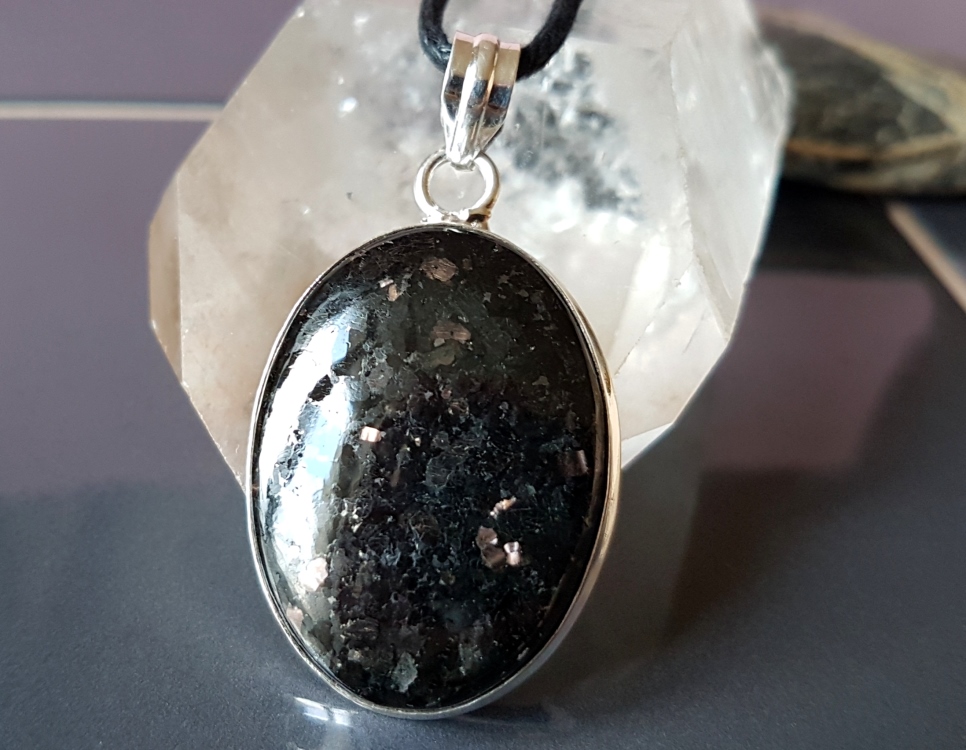 nuumite pendentif argent pierre naturelle roulée protection