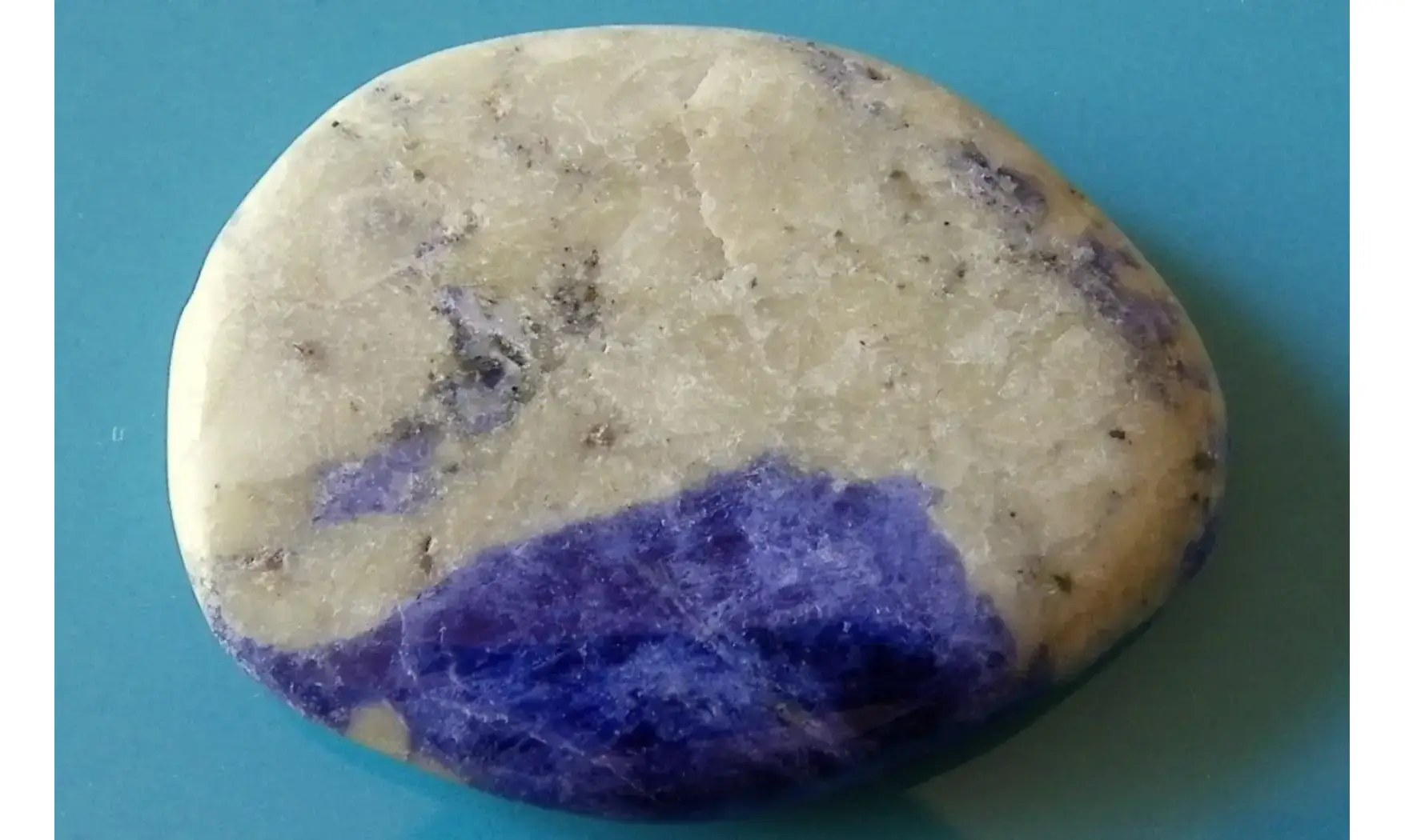 Sodalite 14 Galet pierre plate