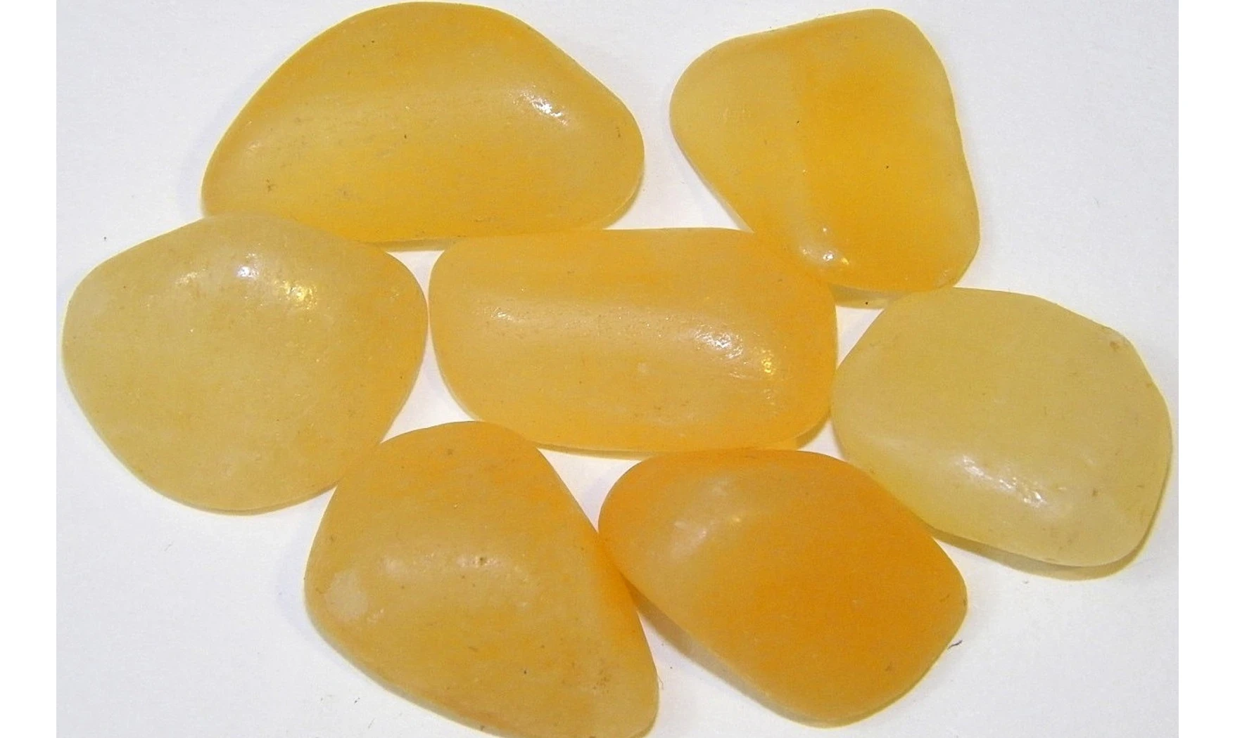 Calcite orange pierre roulée