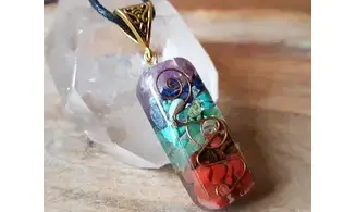 Orgonite Pendentif 7 Chakras pierres