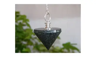 Agate mousse pierre Toupie pendule