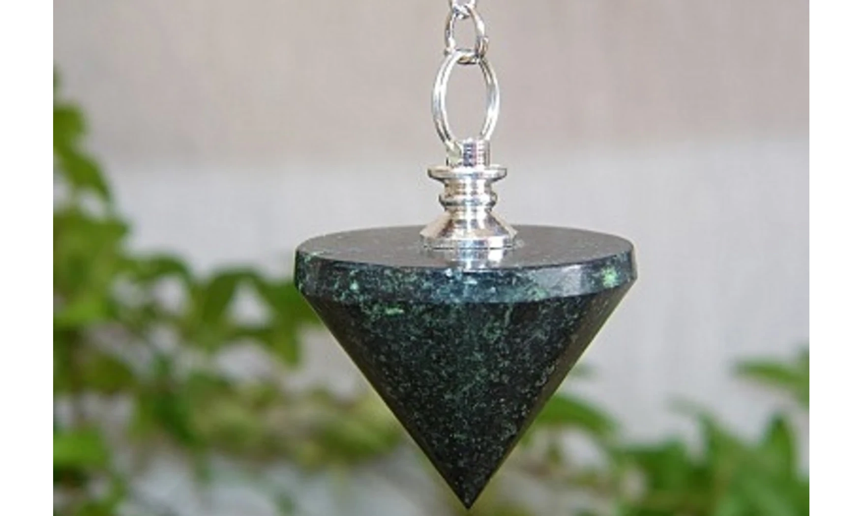 Agate mousse pierre Toupie pendule