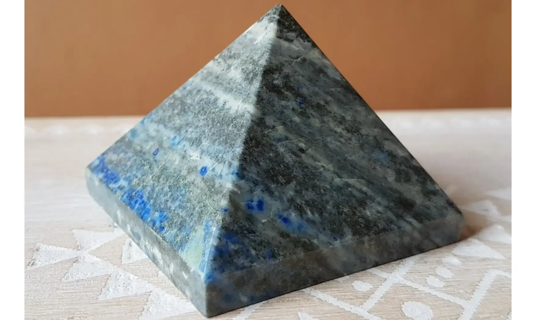 Pyramide Lapis lazuli pierre 3