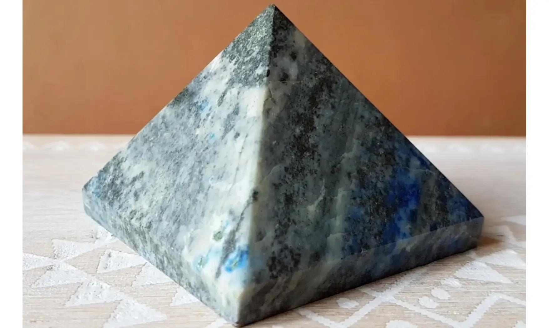 Pyramide Lapis lazuli pierre 3