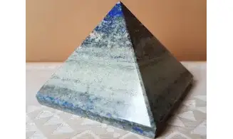 Pyramide Lapis lazuli pierre 13