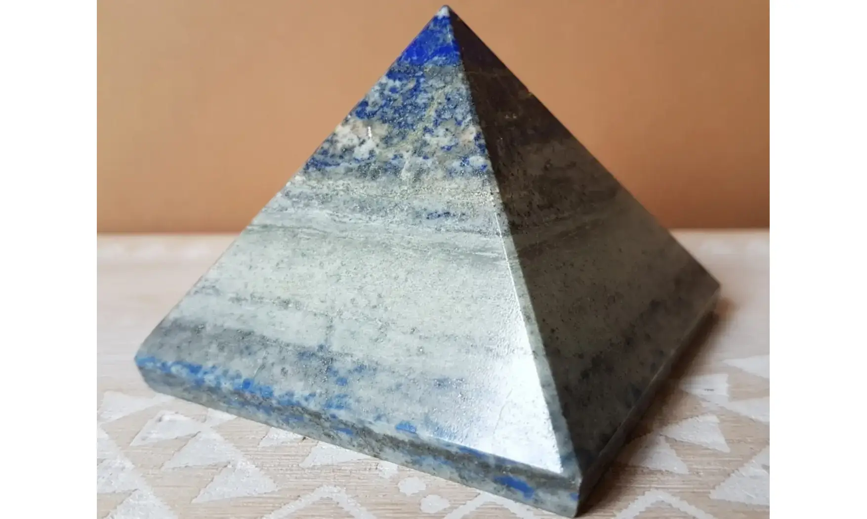 Pyramide Lapis lazuli pierre 13