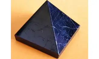 Pyramide Tourmaline noire pierre