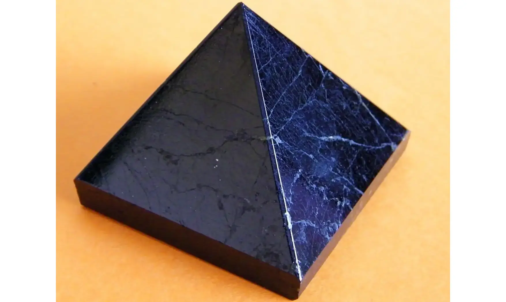 Pyramide Tourmaline noire pierre