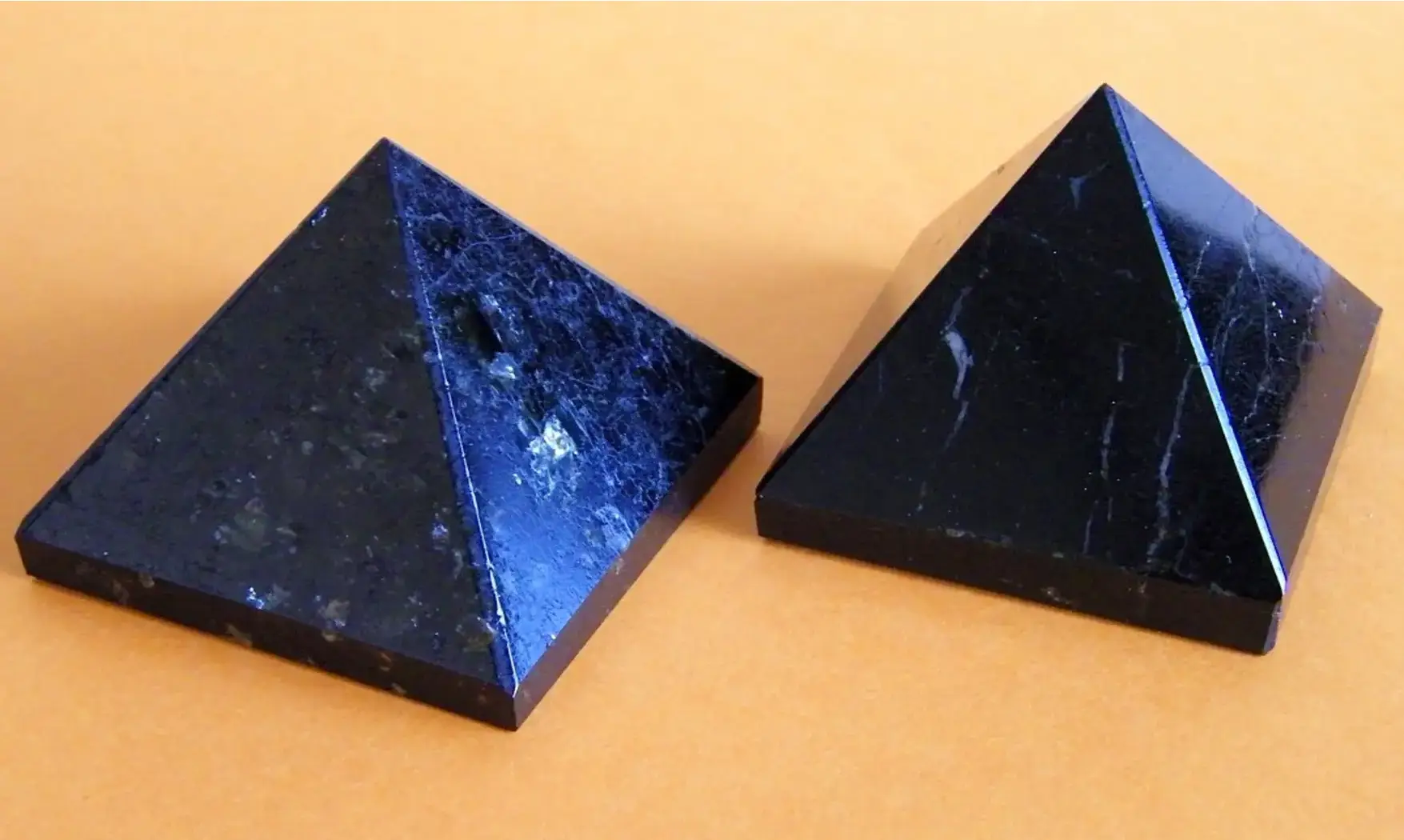 Pyramide Tourmaline noire pierre