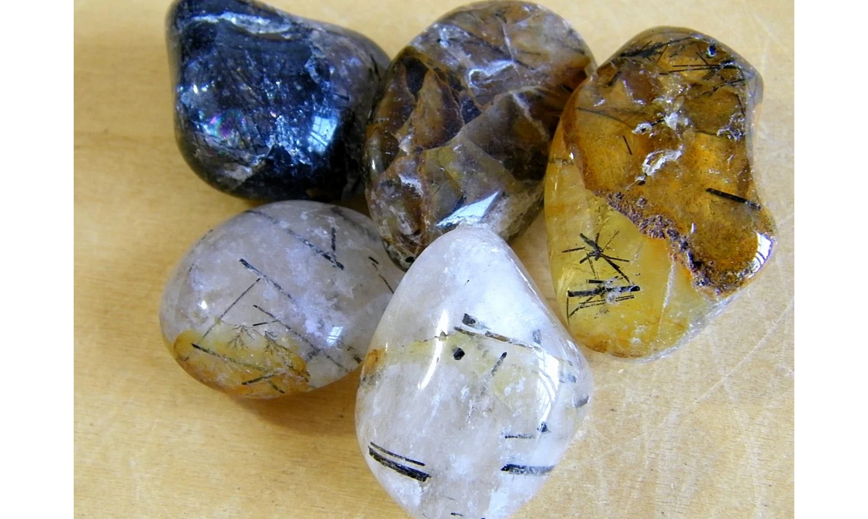 Cristal Quartz Tourmaline pierre roulée