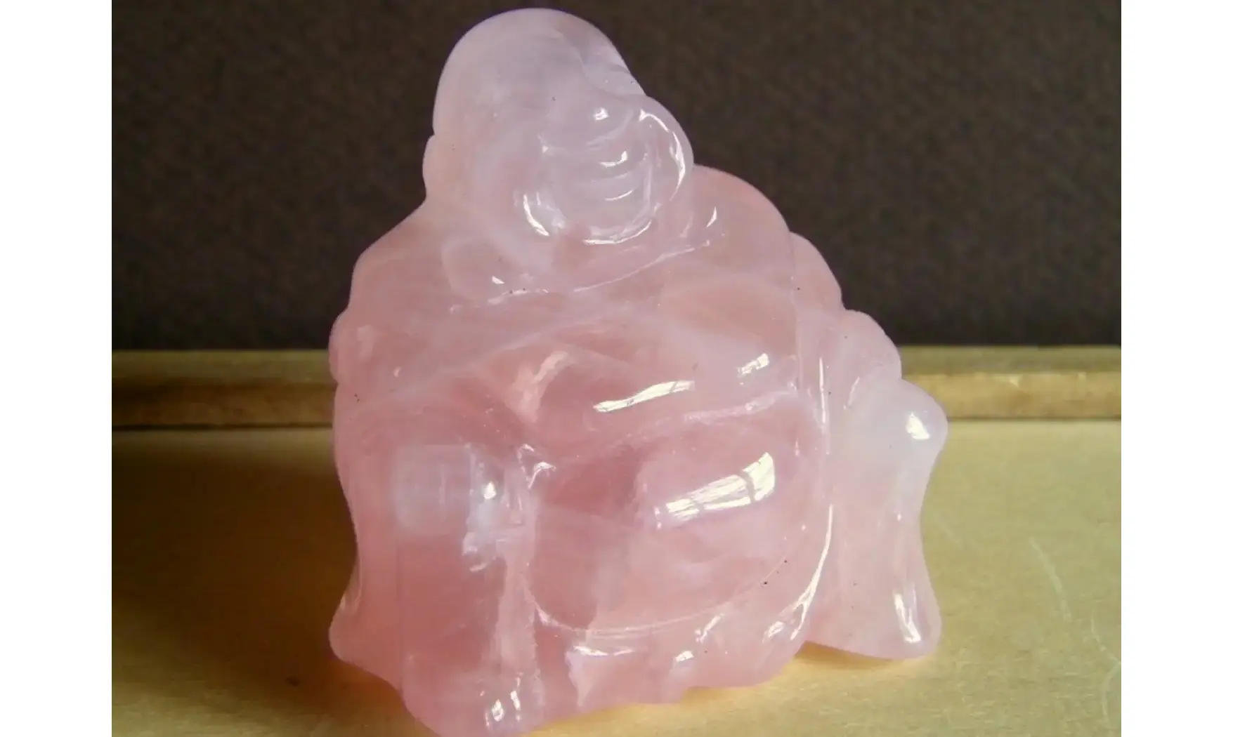 Quartz rose Bouddha pierre