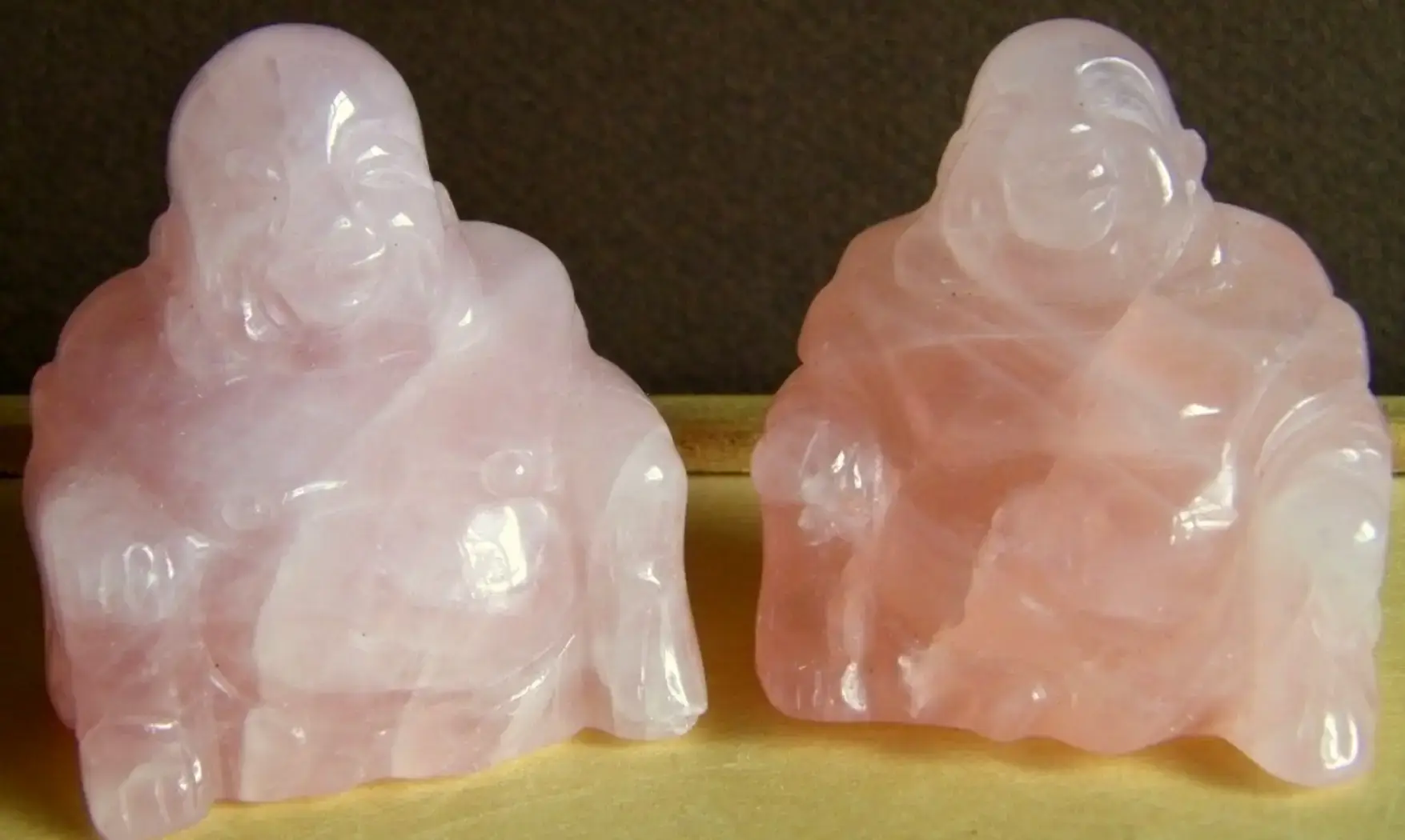Quartz rose Bouddha pierre