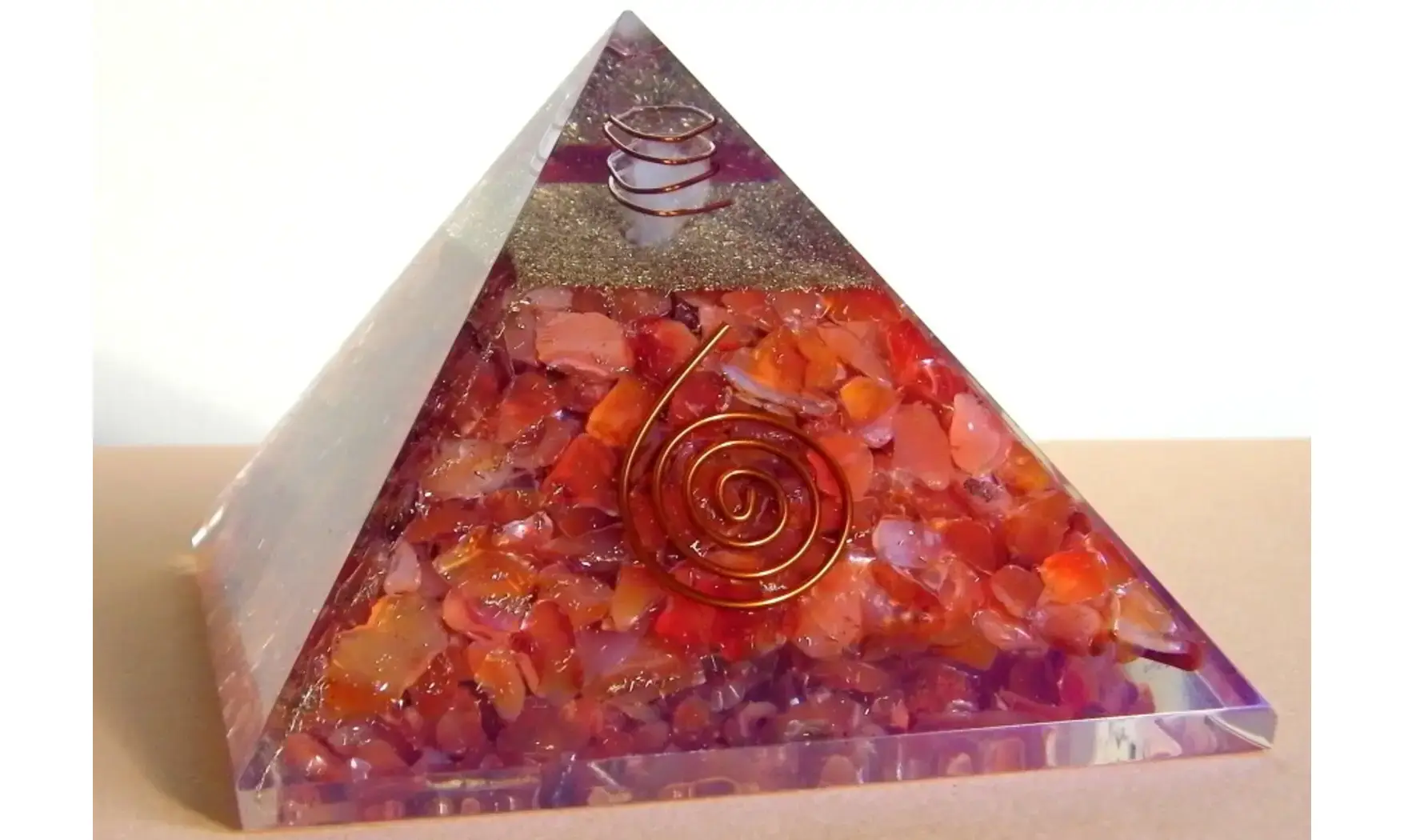 Cornaline Pyramide Orgonite pierres
