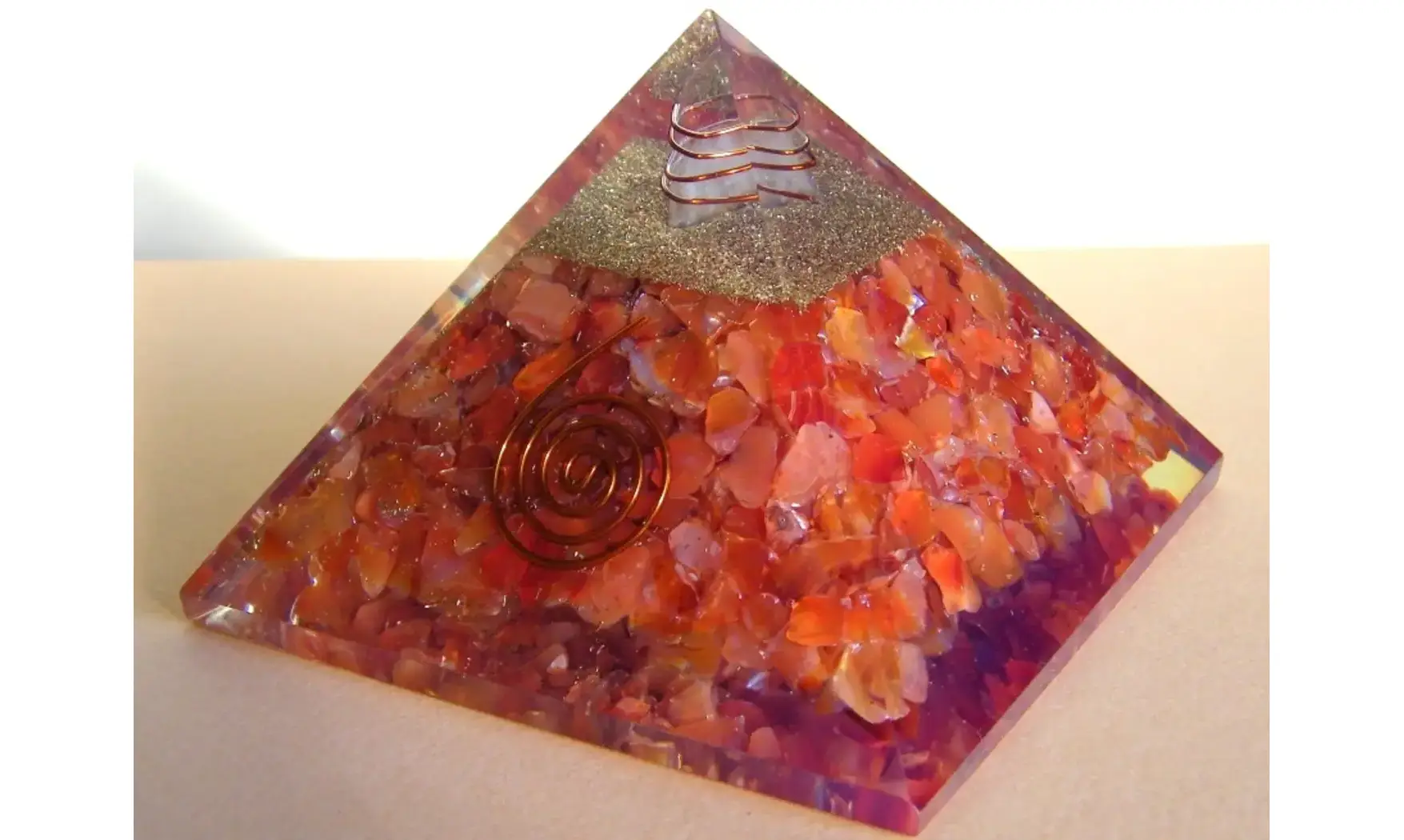 Cornaline Pyramide Orgonite pierres