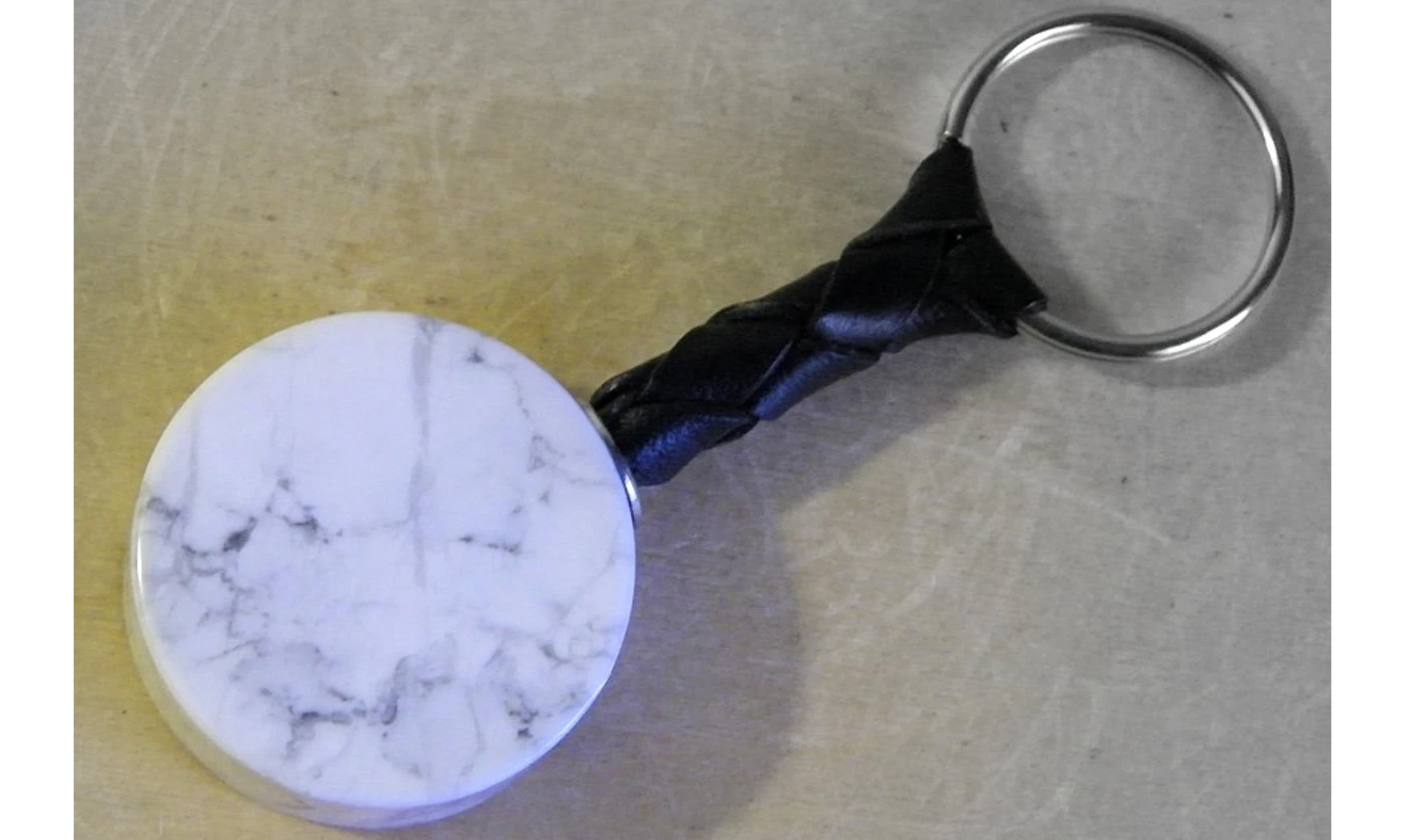 Howlite blanche Discobole porte-clés