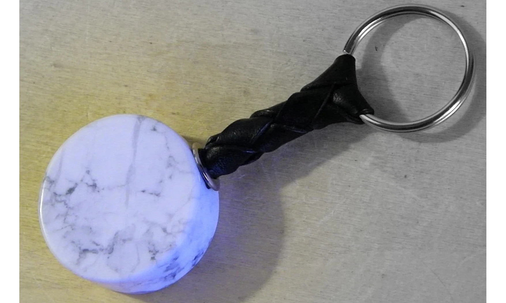 Howlite blanche Discobole porte-clés