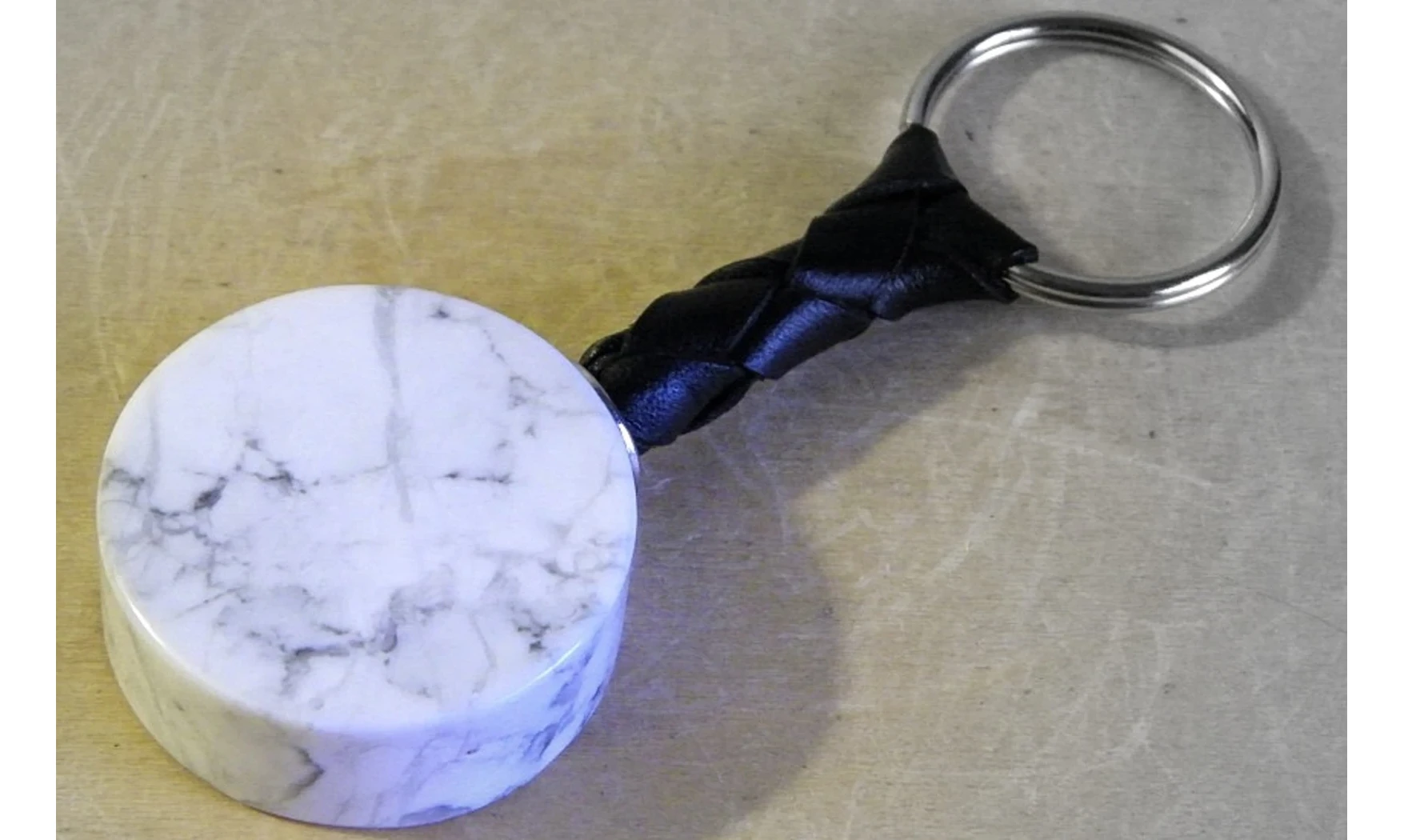Howlite blanche Discobole porte-clés