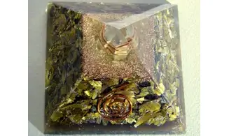 Oeil de Tigre Pyramide Orgonite pierres