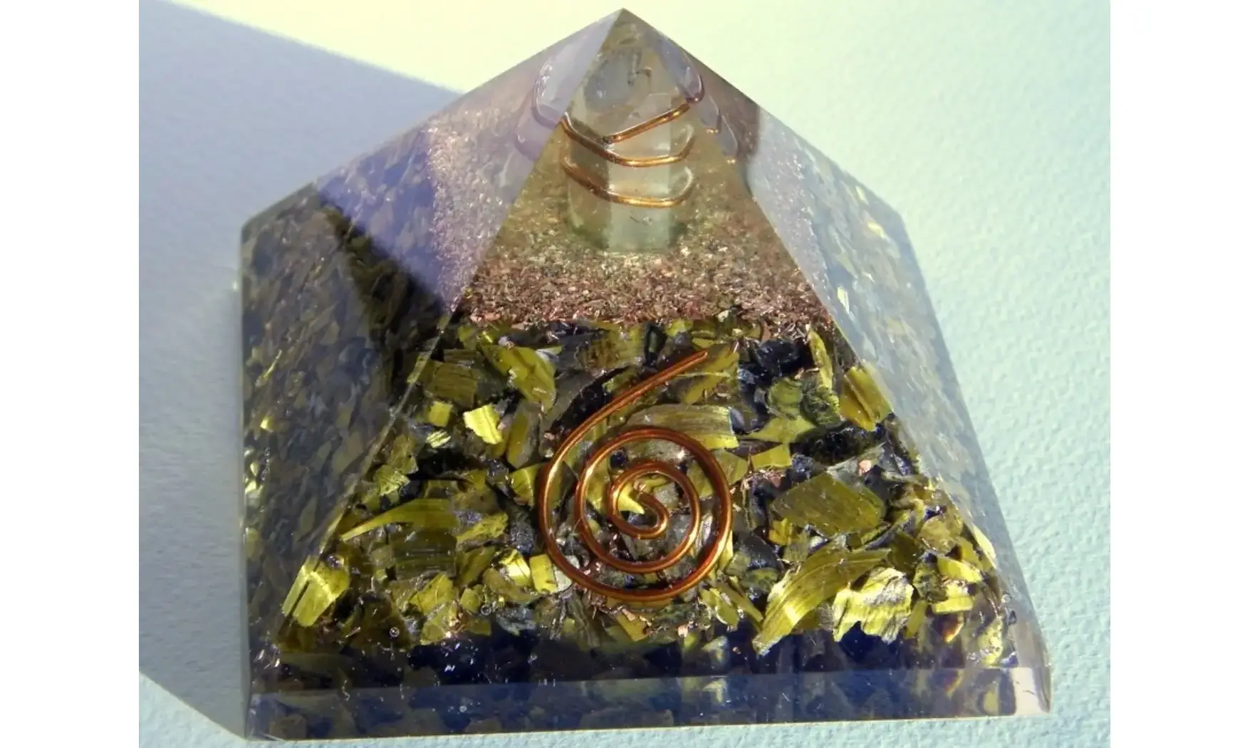Oeil de Tigre Pyramide Orgonite pierres