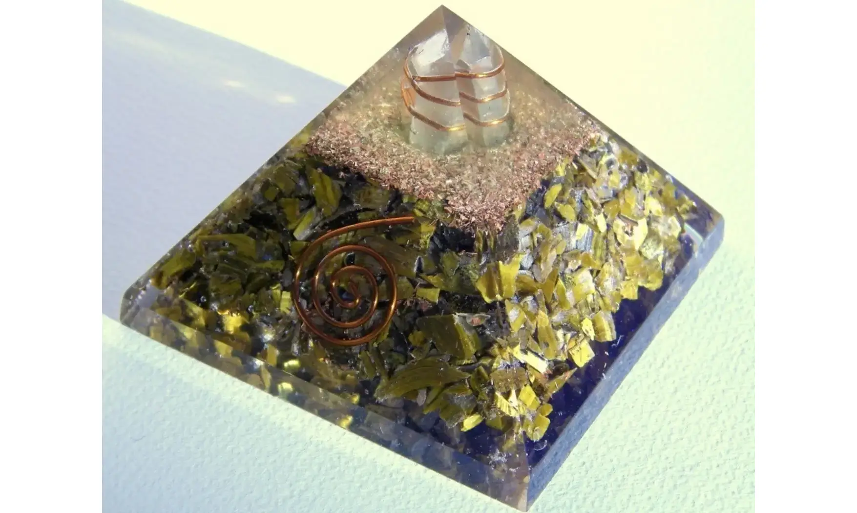 Oeil de Tigre Pyramide Orgonite pierres