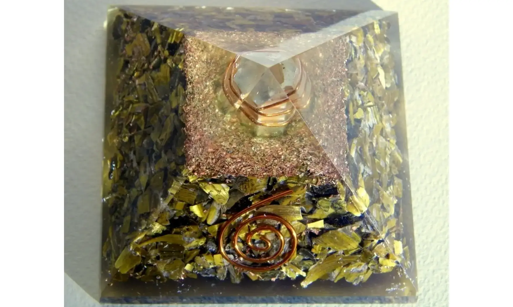 Oeil de Tigre Pyramide Orgonite pierres