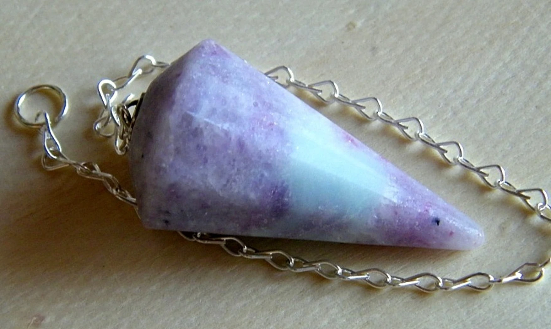 Lépidolite pierre pendule cône facetté