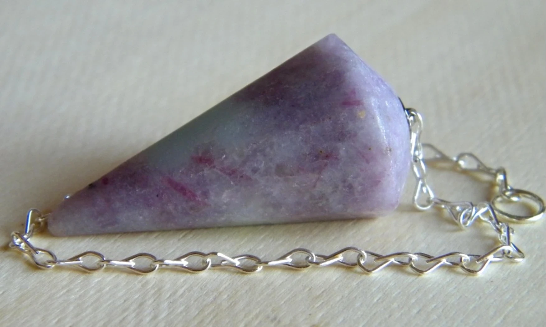 Lépidolite pierre pendule cône facetté