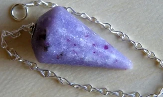 Lépidolite pierre pendule cône facetté