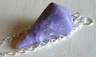 Lépidolite pierre pendule cône facetté