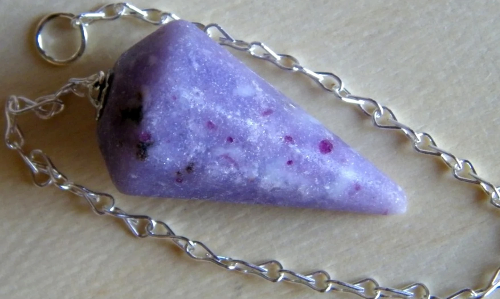 Lépidolite pierre pendule cône facetté