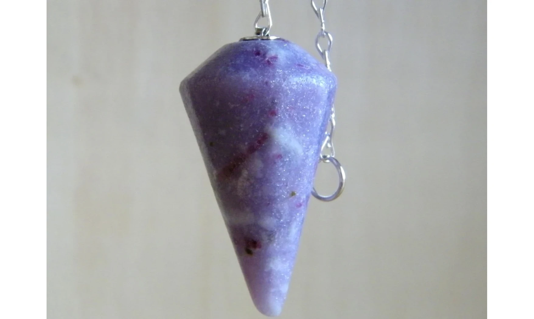 Lépidolite pierre pendule cône facetté