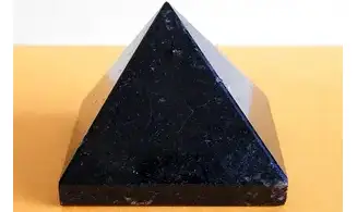 Pyramide Tourmaline noire pierre