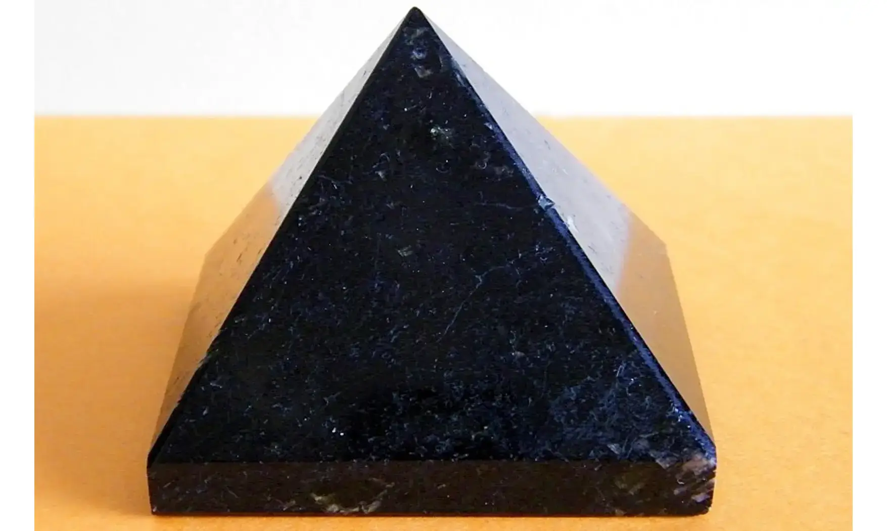 Pyramide Tourmaline noire pierre