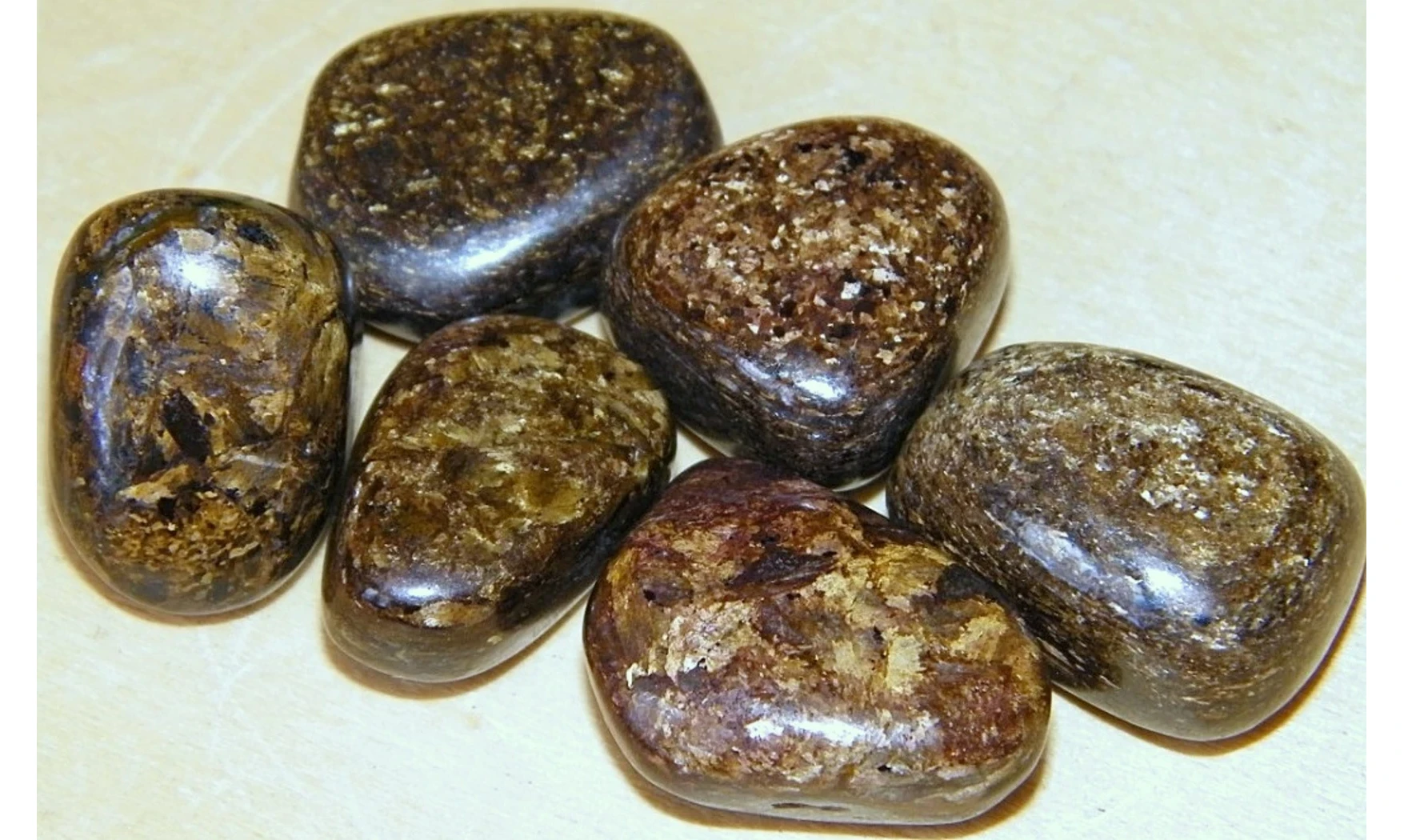 Bronzite pierre roulée