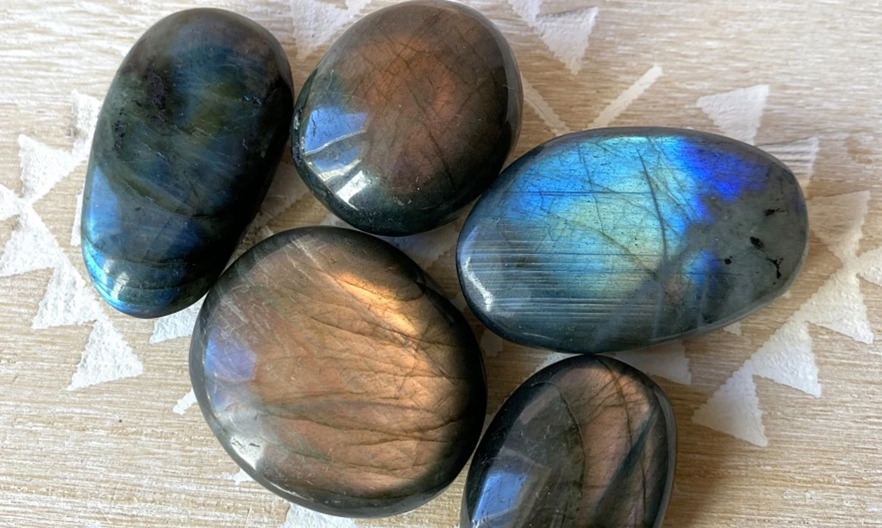 Labradorite pierre roulée