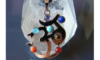 OM pendentif 7 Chakras pierres
