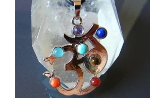 OM pendentif 7 Chakras pierres
