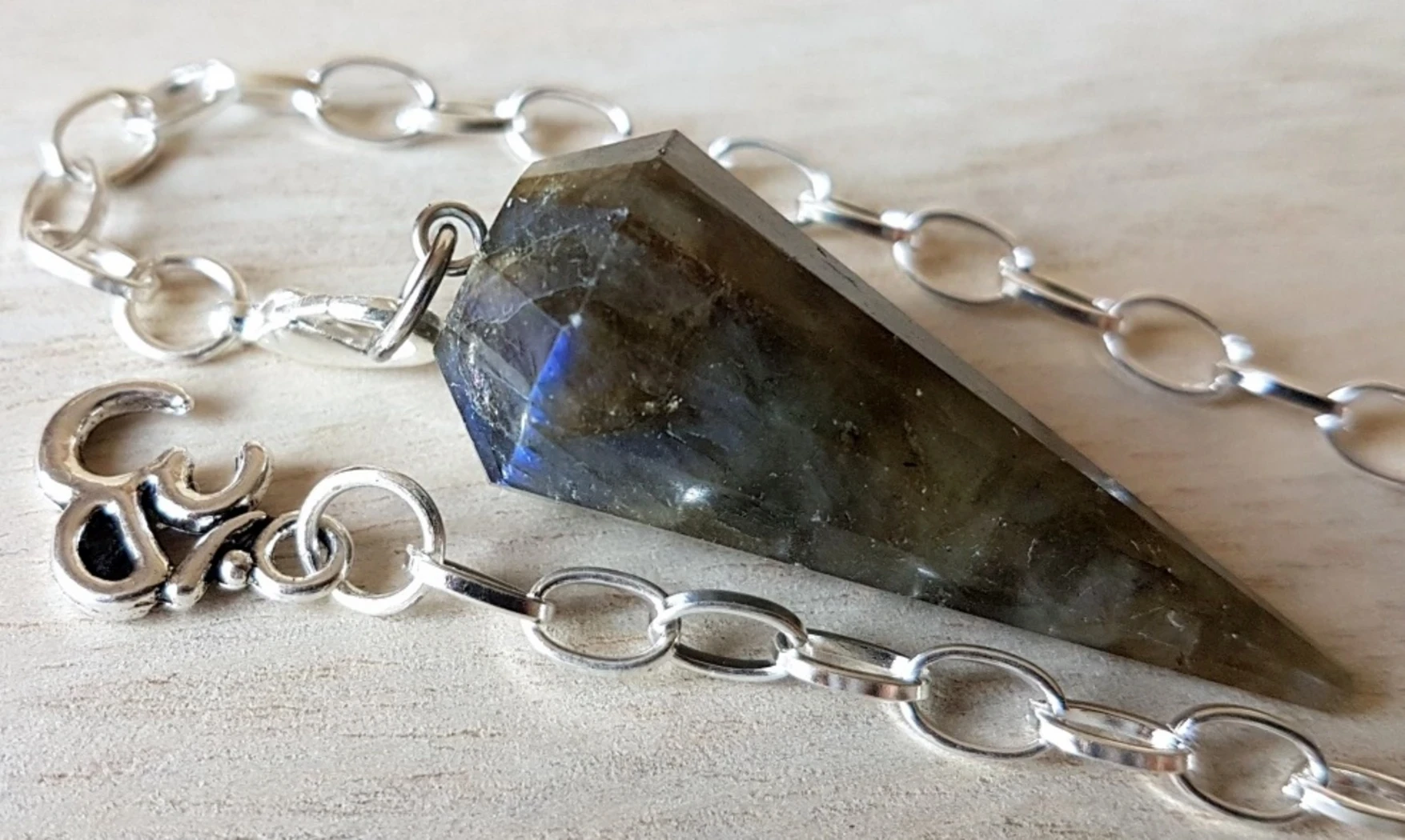 Labradorite pierre pendule cône facetté