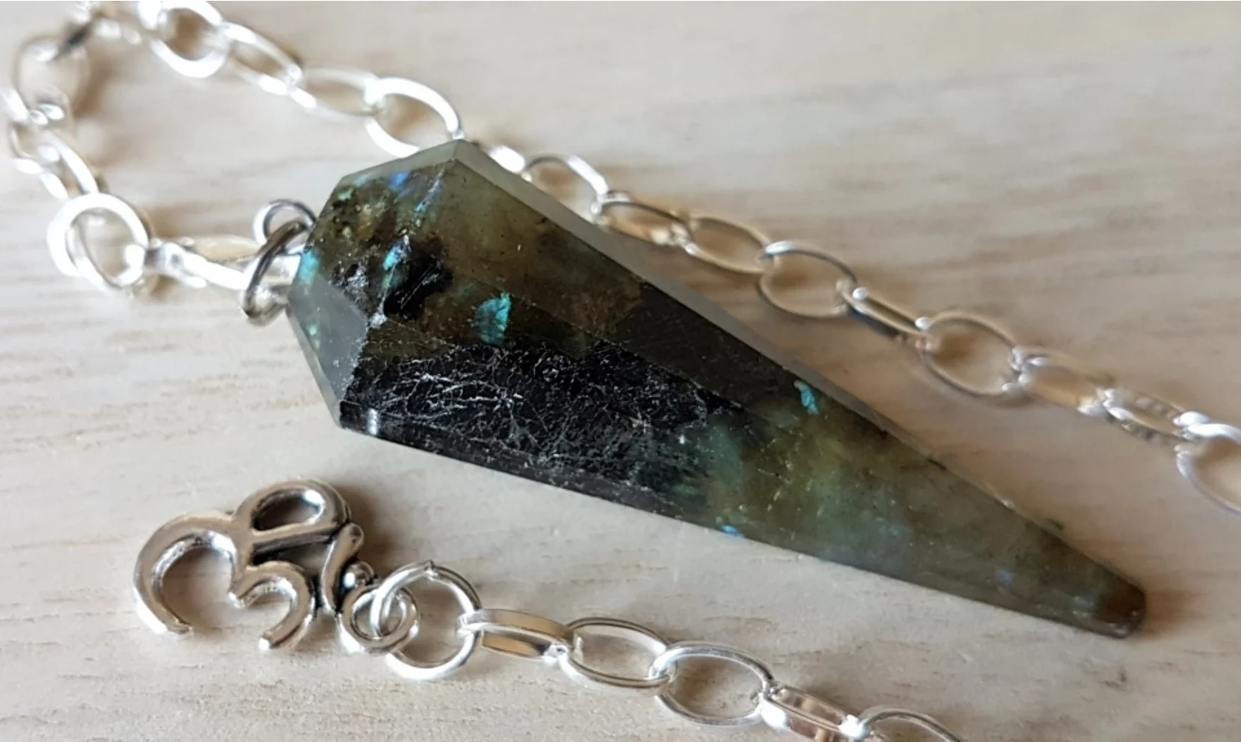 Labradorite pierre pendule cône facetté