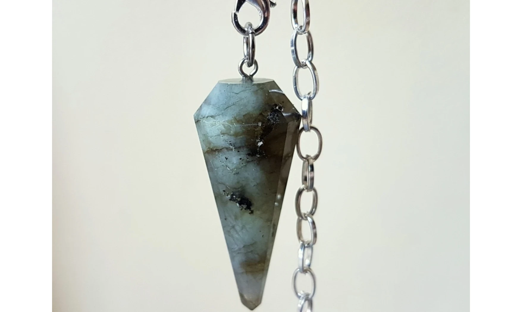 Labradorite pierre pendule cône facetté