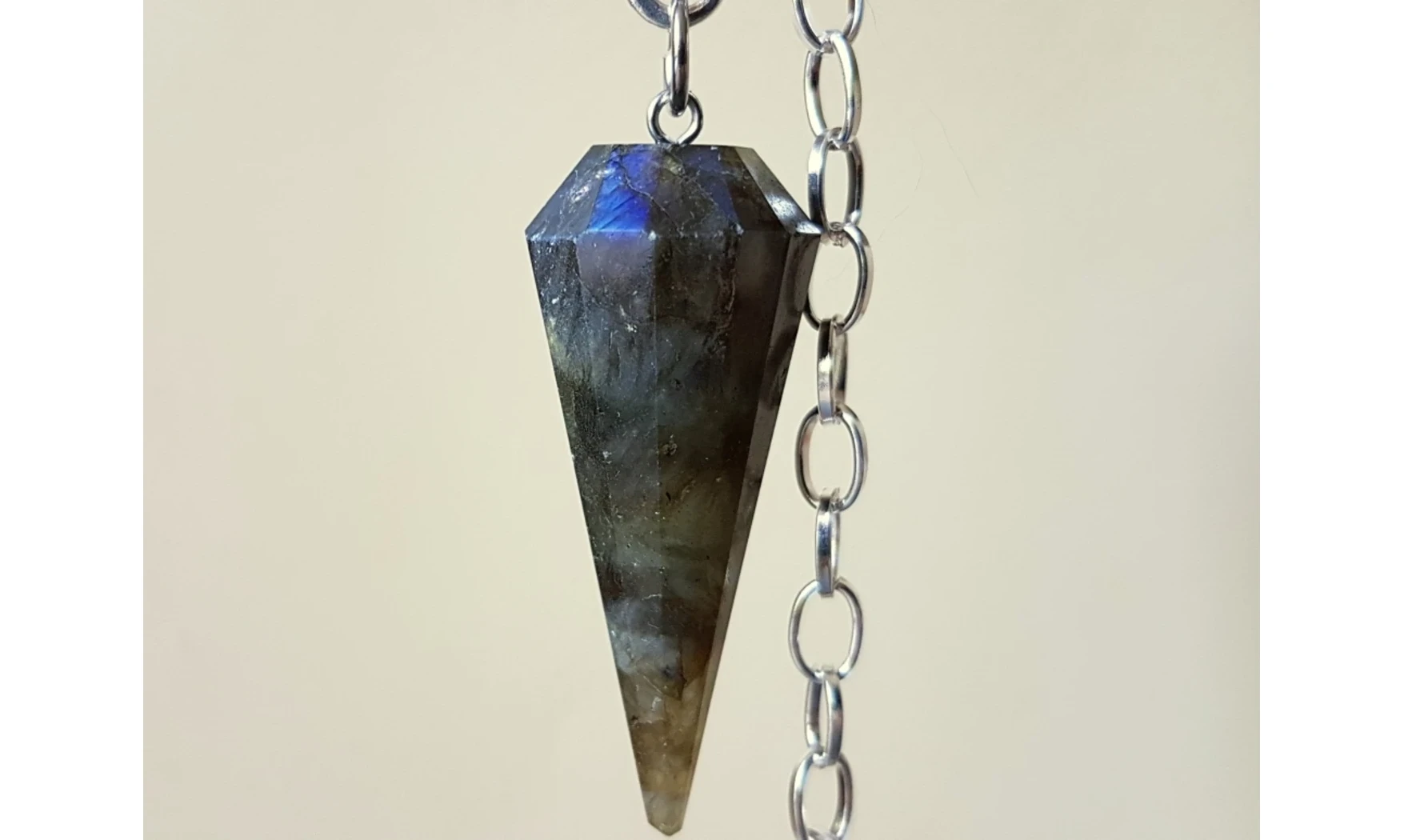 Labradorite pierre pendule cône facetté