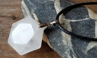 Cristal de roche Hexagone Collier