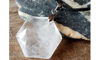 Cristal de roche Hexagone Collier