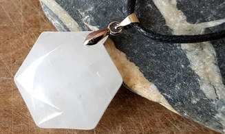 Cristal de roche Hexagone Collier