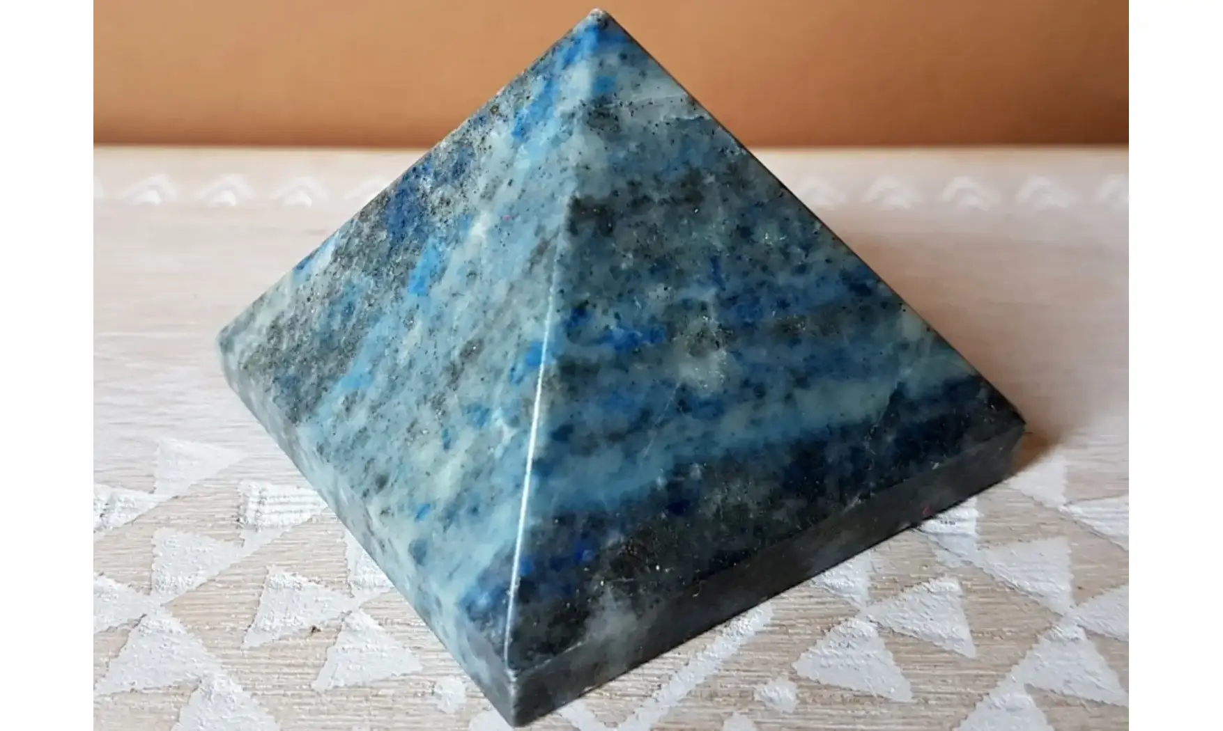 Pyramide Lapis lazuli pierre 9