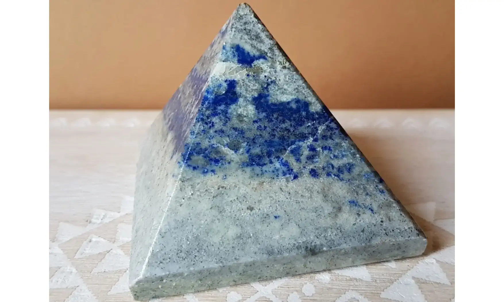 Pyramide Lapis lazuli pierre 14